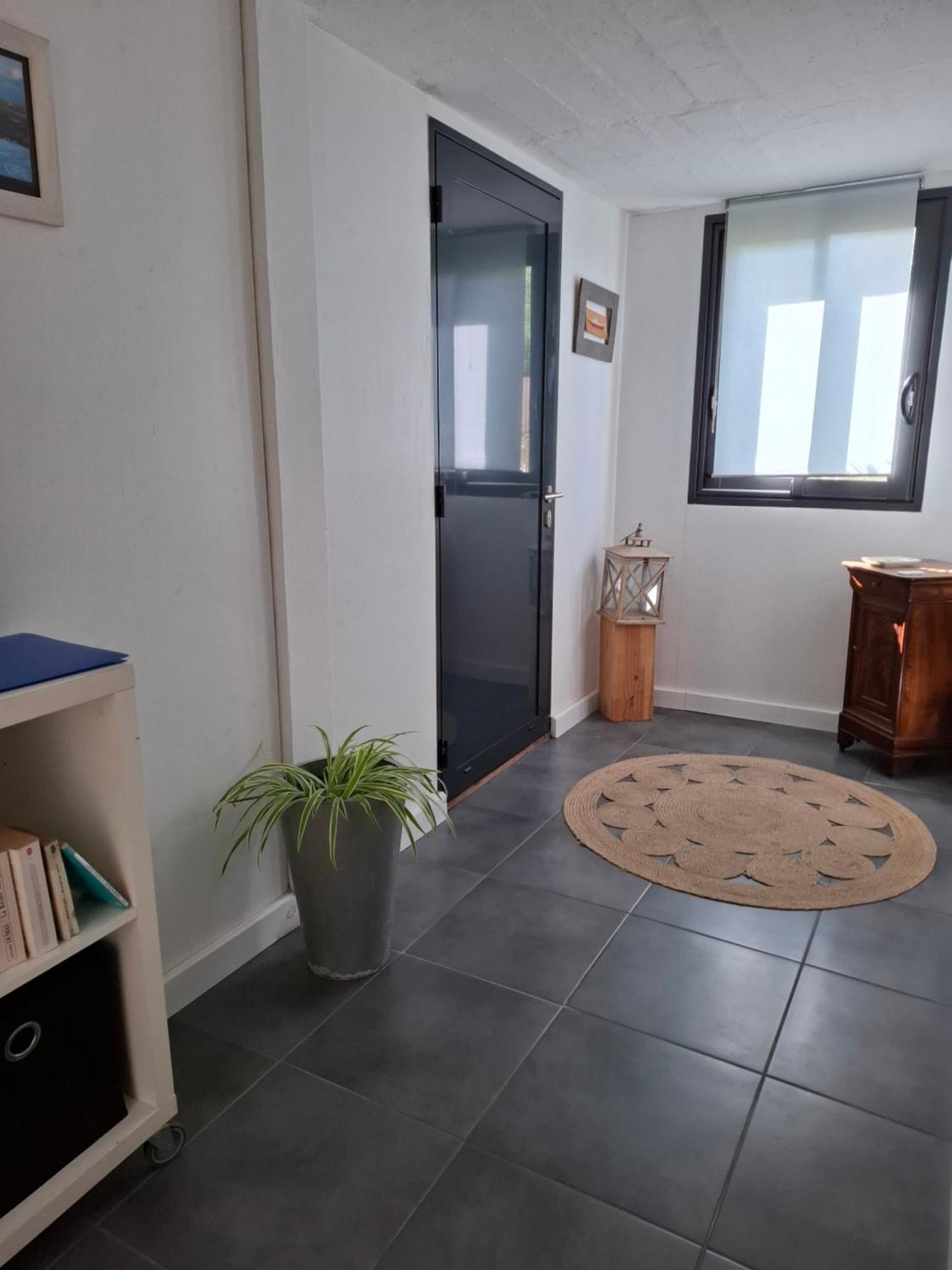 Au Rez-de-chaussee D'une Maison Apartment