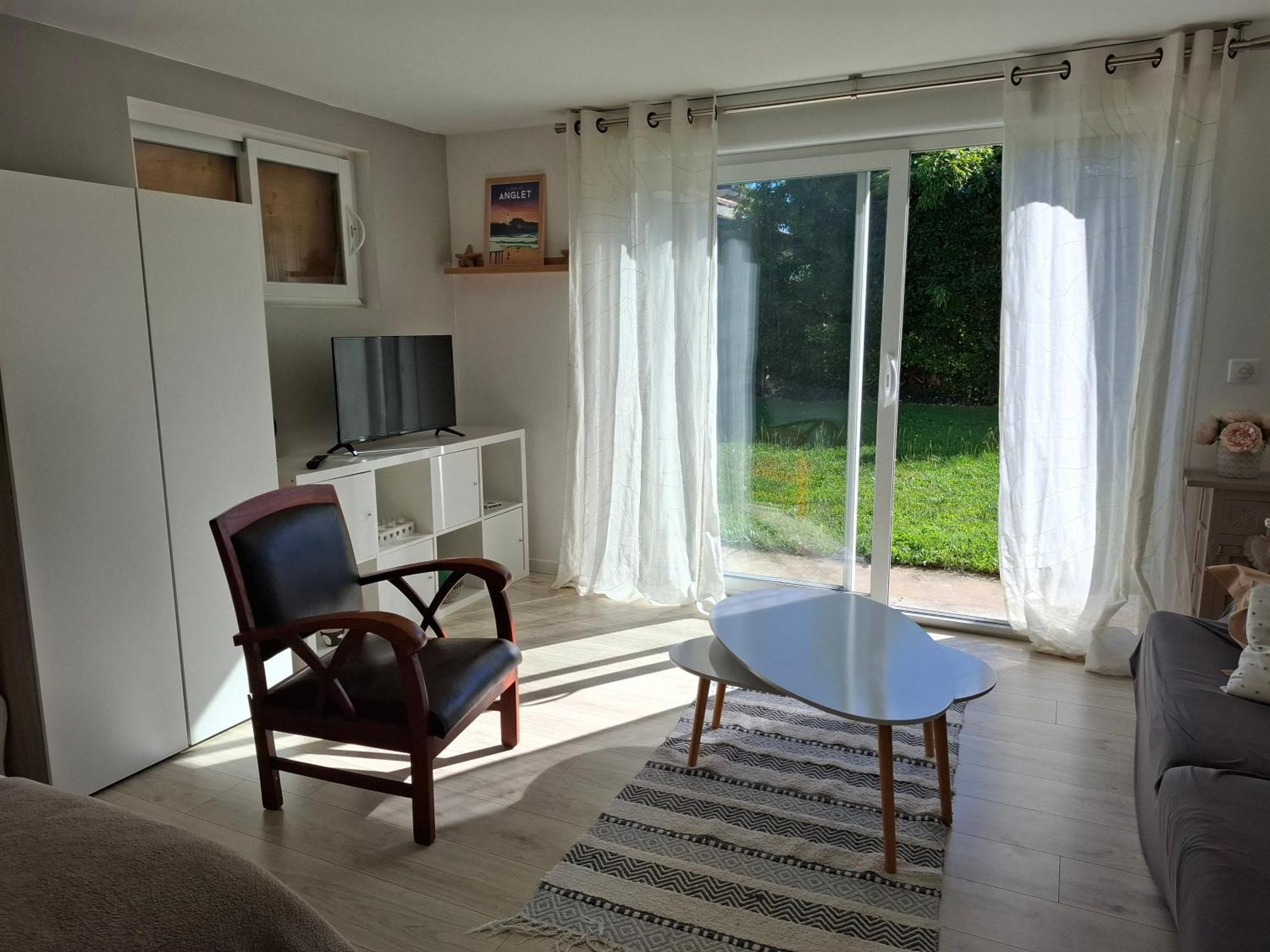 Au Rez-de-chaussee D'une Maison Apartment *