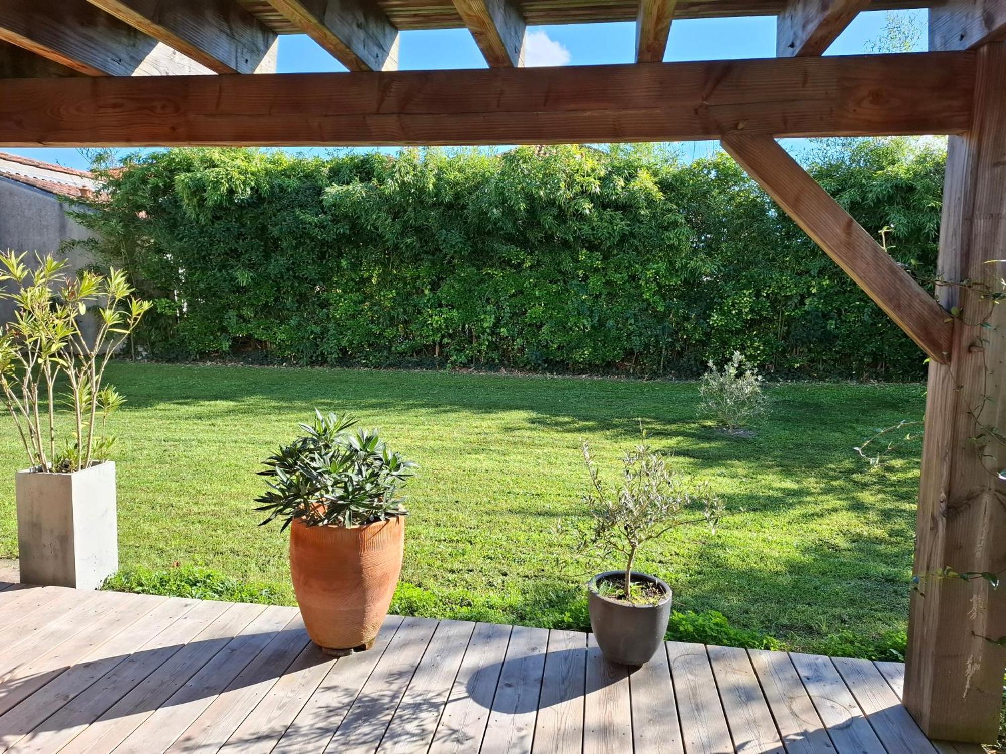 Au Rez-de-chaussee D'une Maison Apartment Pessac