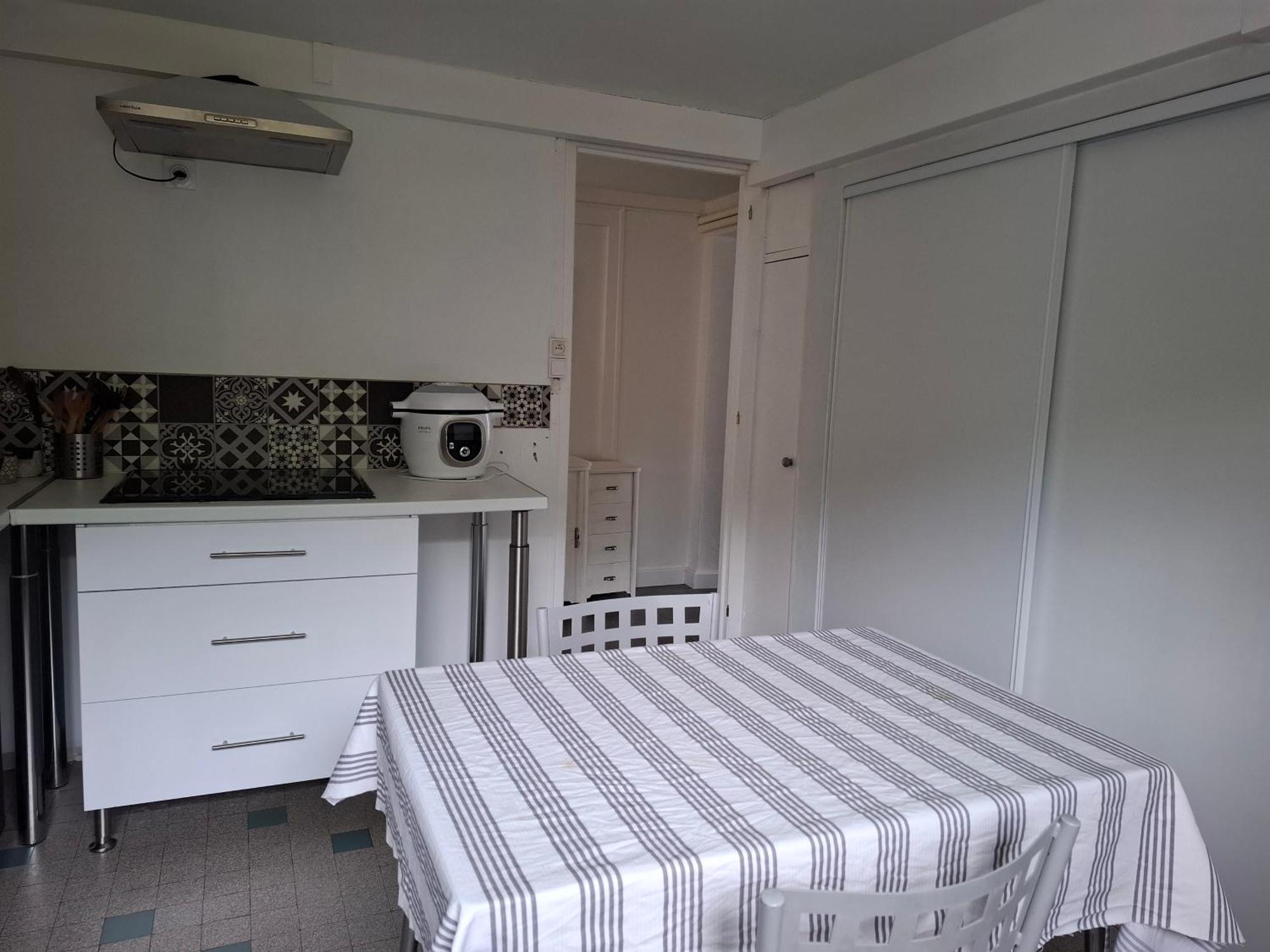 Appartement Au Rez-de-chaussee D'une Maison *